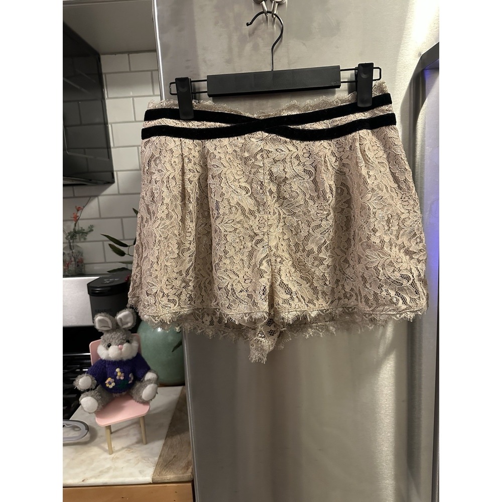 Free People Lace Shortie Shorts Scallop Waist Line Fflatering  Cut Long Legs